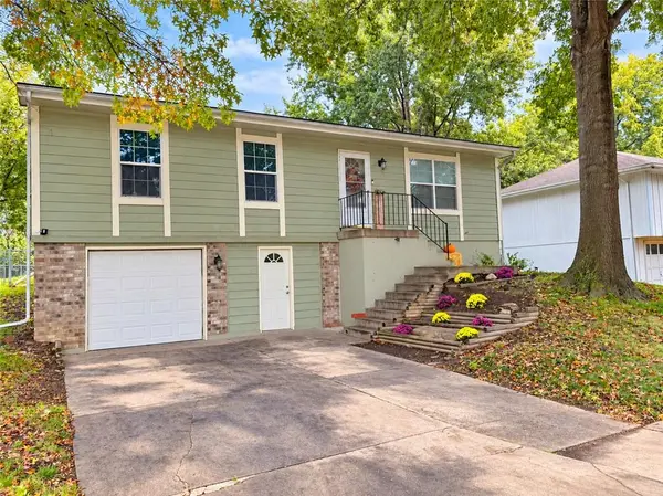 808 SE 19th ST, Oak Grove, MO 64075