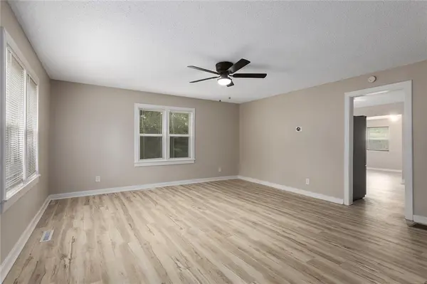 1400 E Hayward AVE, Independence, MO 64050