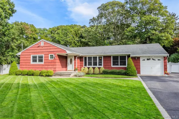 51 Beachfern RD, Center Moriches, NY 11934