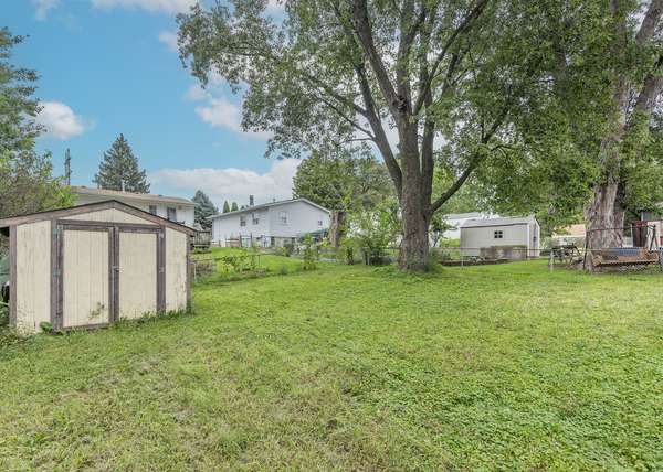 2410 W 58th ST, Davenport, IA 52806