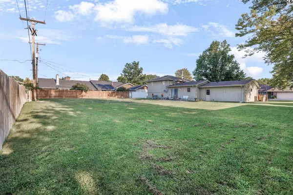 810 W 25th Ave, Hutchinson, KS 67502