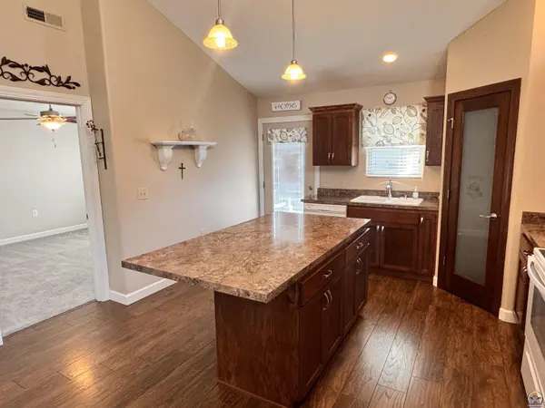 5503 SW Cantabella ST, Topeka, KS 66614