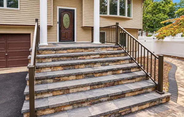 47 McArthur LN, Smithtown, NY 11787
