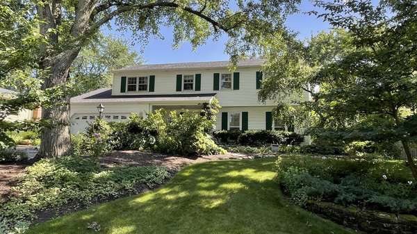 27W215 Oakwood ST, Winfield, IL 60190