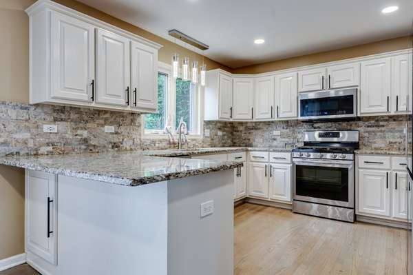1124 Covington DR, Lemont, IL 60439