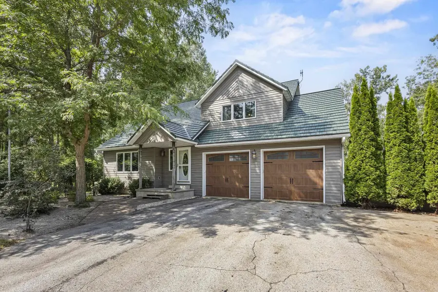 3007 LONGVIEW LN, Suamico, WI 54173