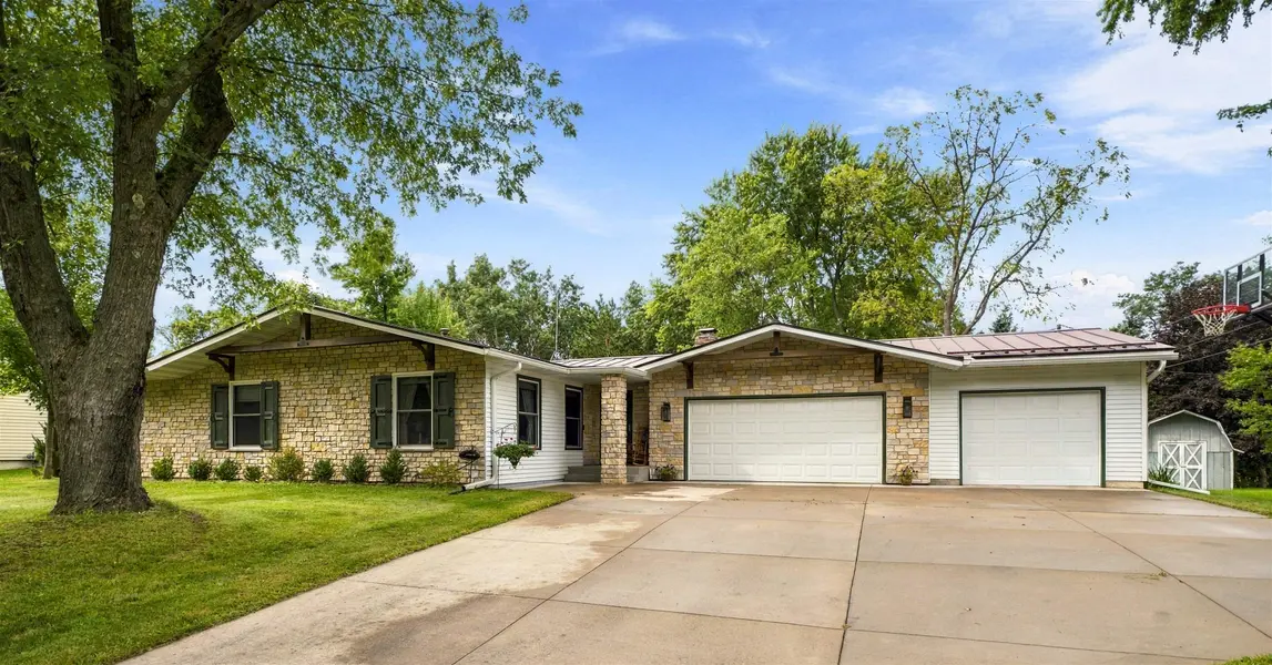 416 S HARRISON ST, Waupaca, WI 54981