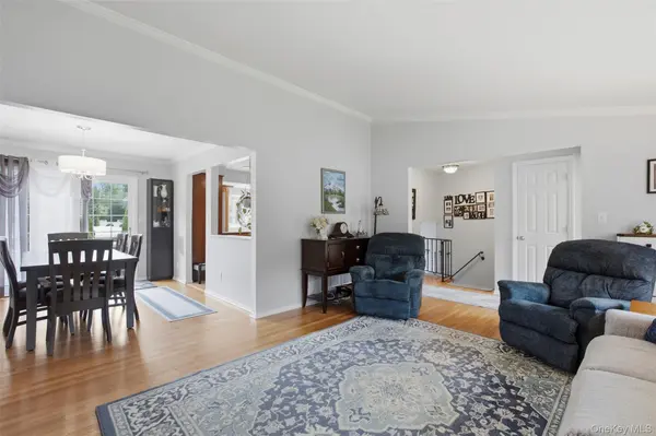 23 Apple Tree DR, Hauppauge, NY 11788