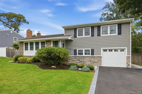 23 Apple Tree DR, Hauppauge, NY 11788