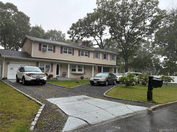 10 Maria CT, Holbrook, NY 11741