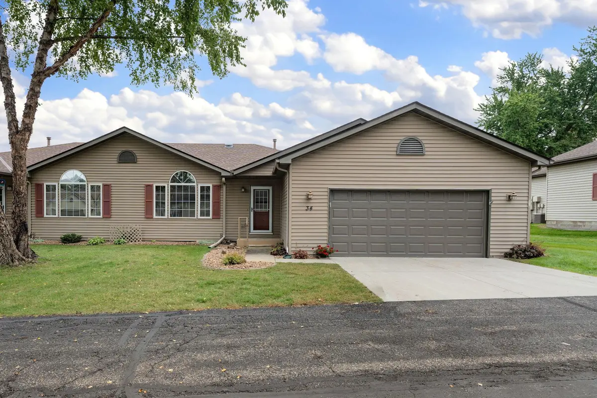 34 Carriage LN, Owatonna, MN 55060