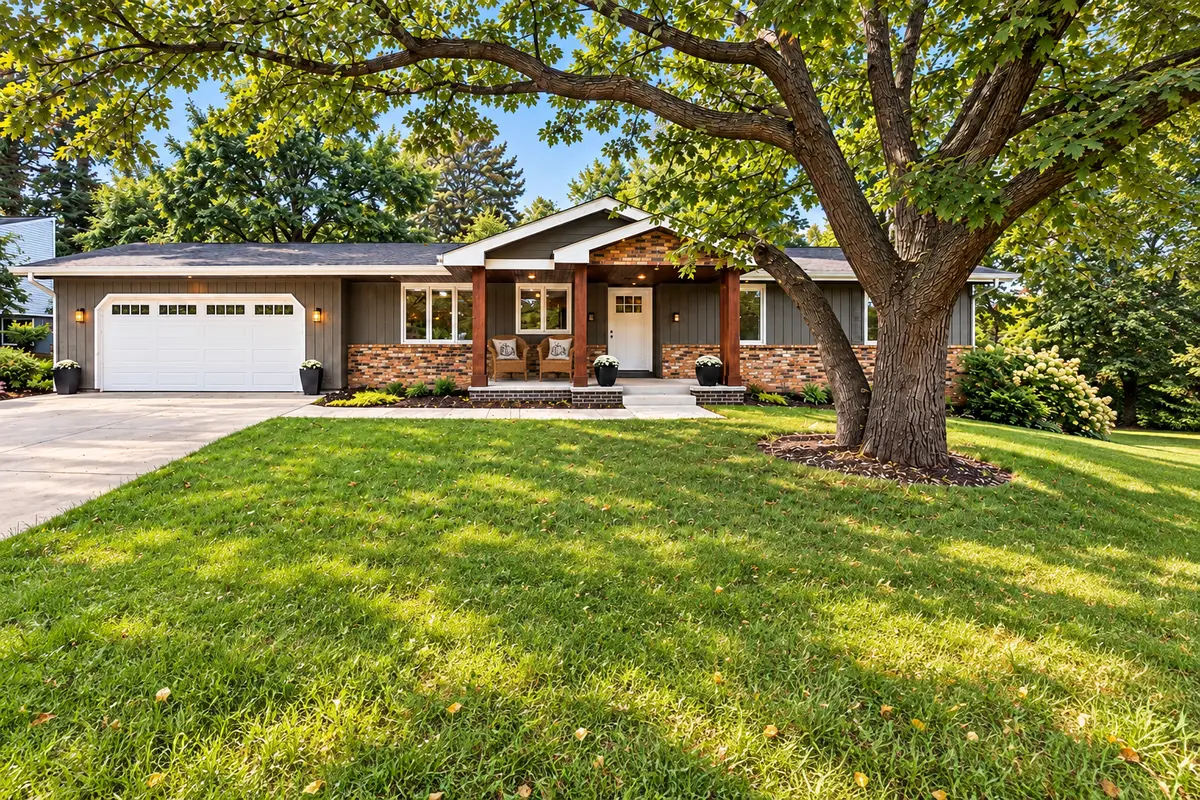 908 Kaymar LN, Burnsville, MN 55306