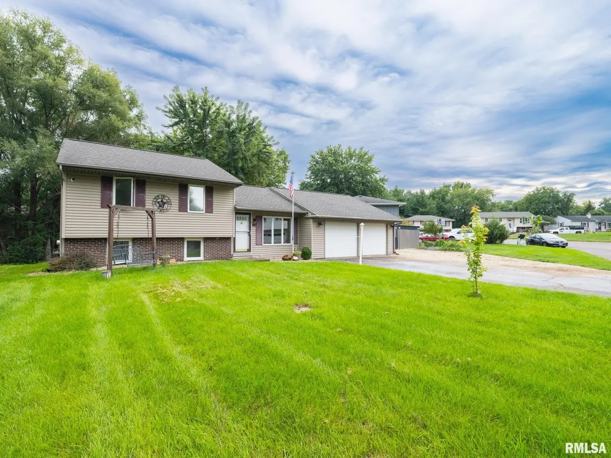 104 SUMMER CIR, East Peoria, IL 61611