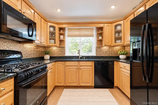 331 N Greeley AVE, Chappaqua, NY 10514