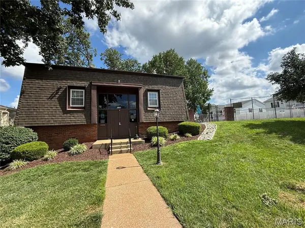 4334 Chateau De Ville DR, St Louis, MO 63129