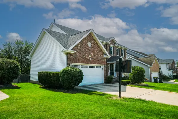17 Chapel Hill CT, Westmont, IL 60559