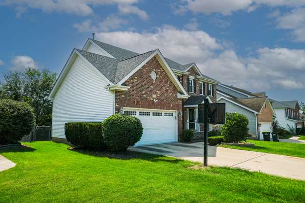 17 Chapel Hill CT, Westmont, IL 60559