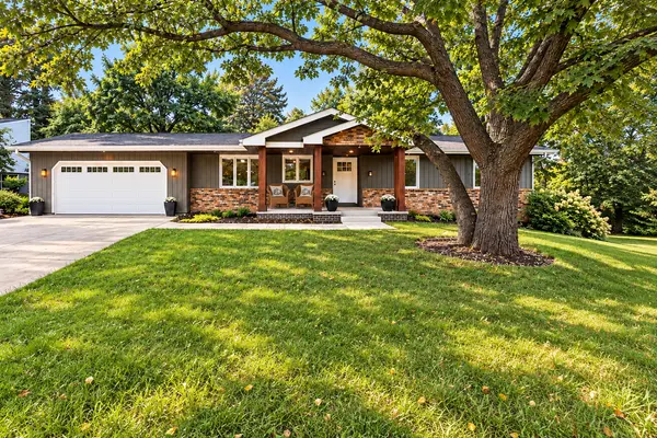 908 Kaymar LN, Burnsville, MN 55306