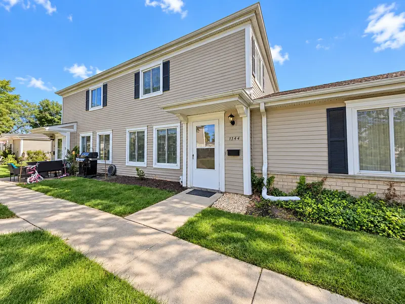 1344 Cove DR, Prospect Heights, IL 60070