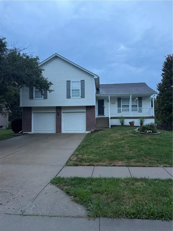 616 SE Battery DR, Lee's Summit, MO 64063