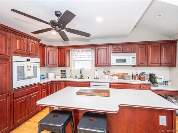 21 James ST, Islip, NY 11751