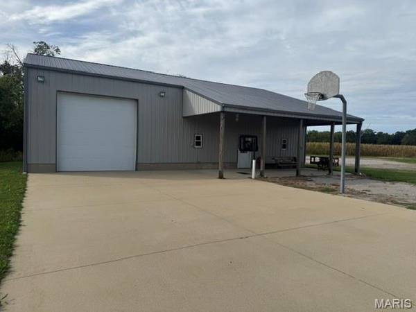 1868 Ferrydale RD, Odin, IL 62870