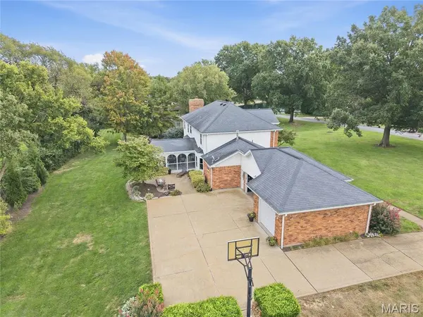 9 Clarkson Farm DR, Chesterfield, MO 63017