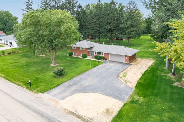 2292 N Leaf River RD, Mount Morris, IL 61054