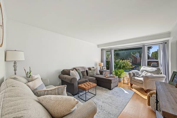 11003 S Tripp AVE, Oak Lawn, IL 60453
