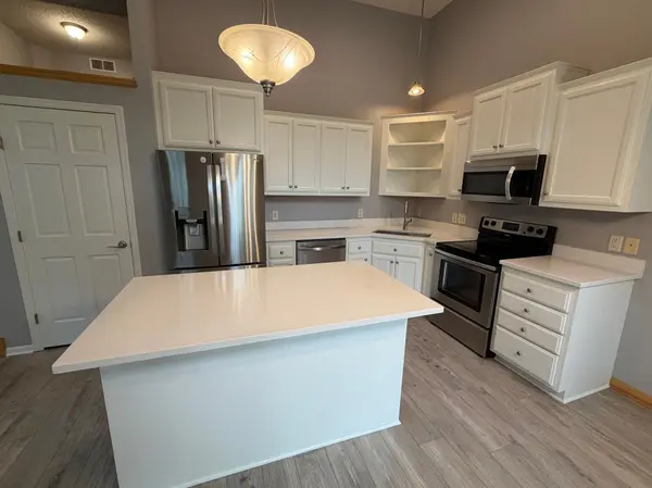 3110 Frontier DR, Woodbury, MN 55129