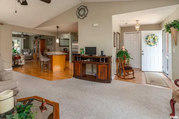 3212 CHEROKEE DR, Marion, IL 62959