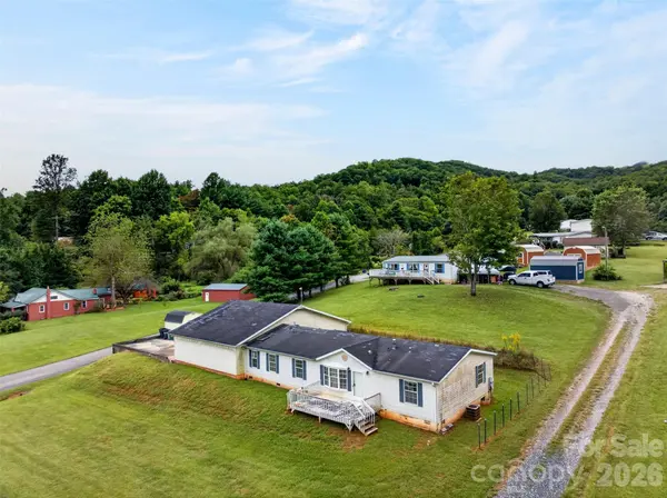 3 S Creek DR, Leicester, NC 28748