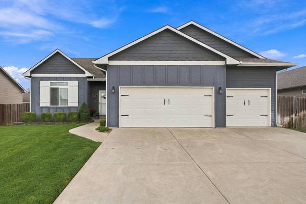 911 N Trail Drive Cir, Mulvane, KS 67110