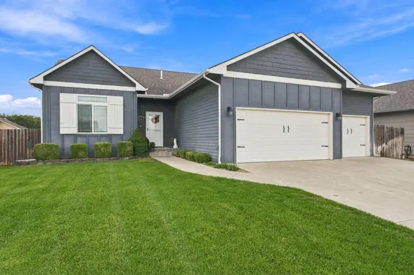 911 N Trail Drive Cir, Mulvane, KS 67110