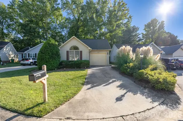 5935 Crape Myrtle LN, Charlotte, NC 28216