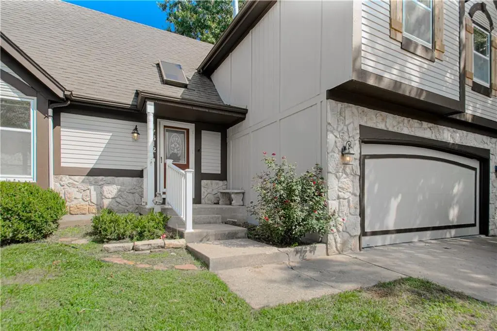 17512 W 113th ST, Olathe, KS 66061