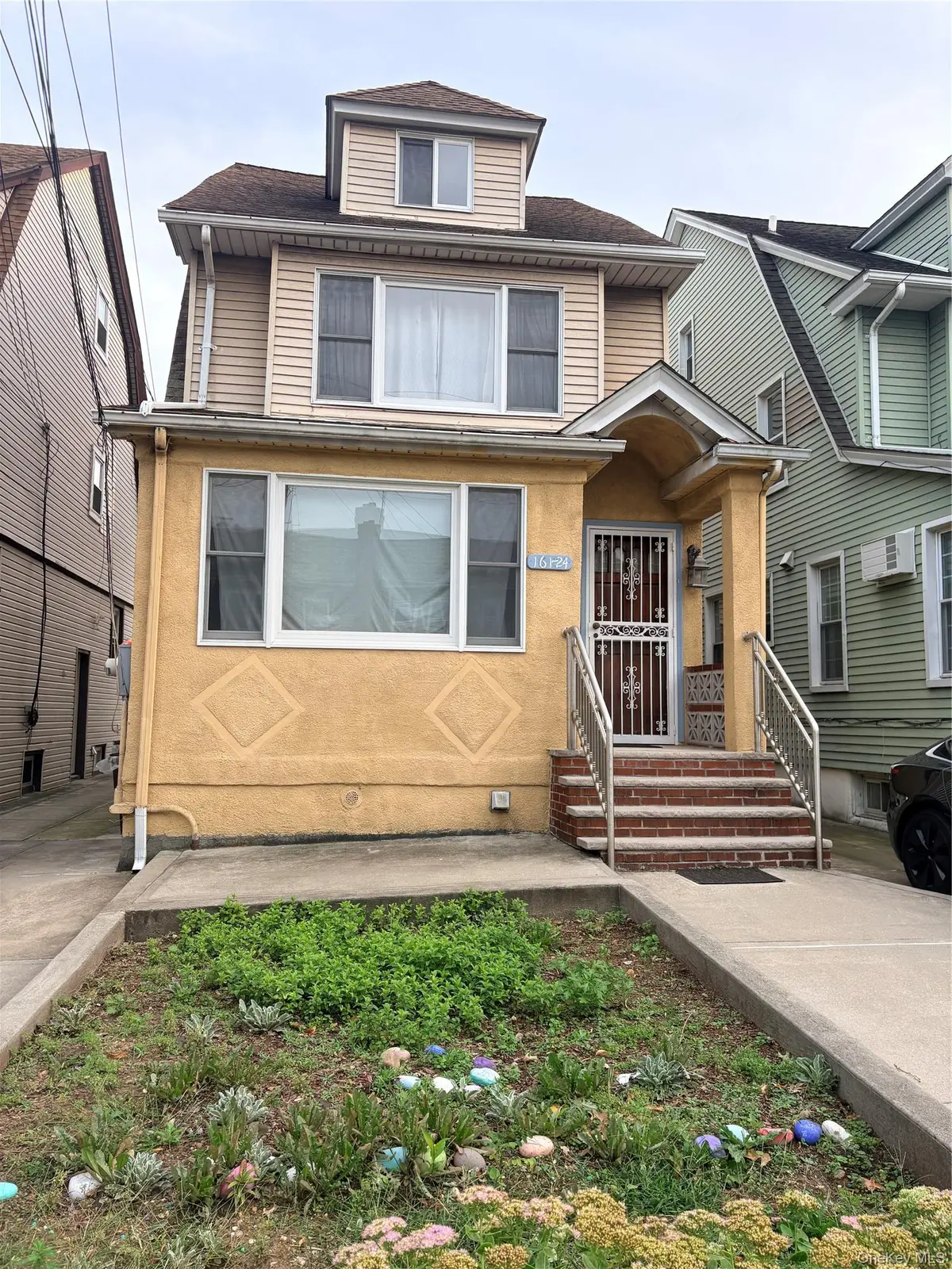 161-24 84th AVE, Jamaica Hills, NY 11432