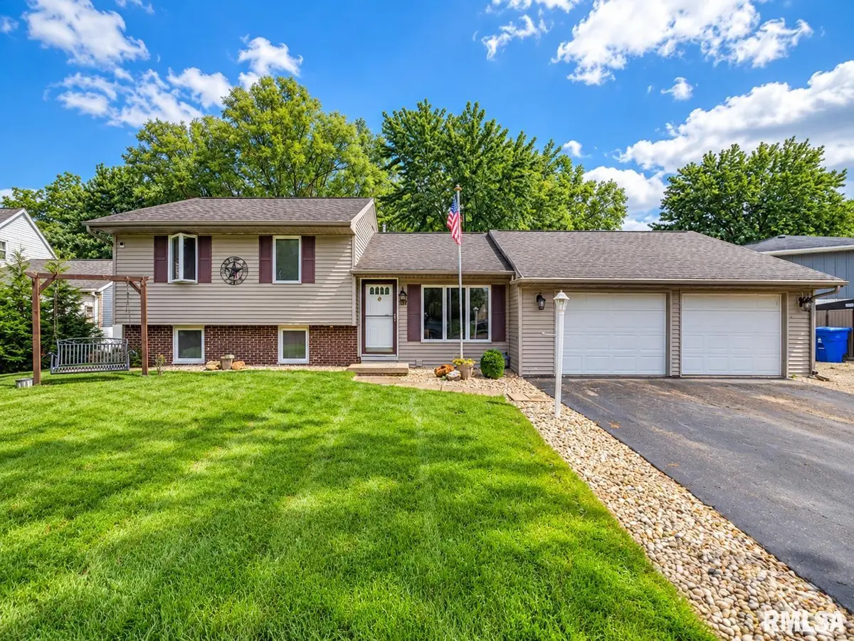 104 SUMMER CIR, East Peoria, IL 61611