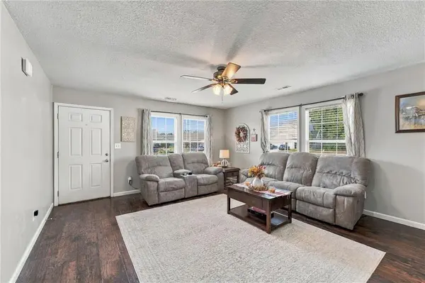 708 Meadow CT, Peculiar, MO 64078