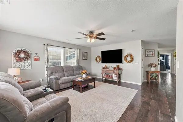 708 Meadow CT, Peculiar, MO 64078