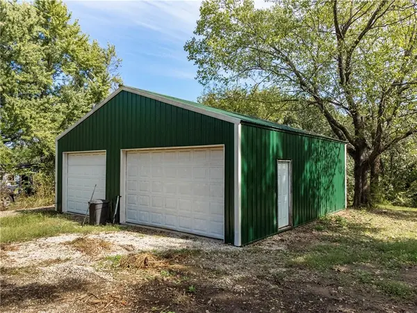 8423 S Russell RD, Oak Grove, MO 64075