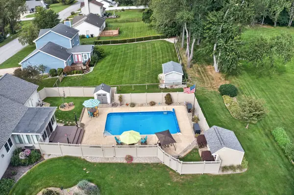 25875 Fox Tail TRL, South Bend, IN 46628