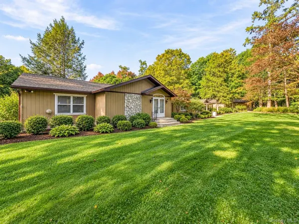 401 Ruskey LN, Hyde Park, NY 12538