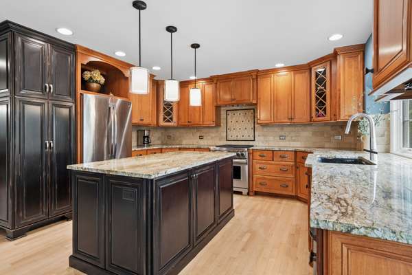 2211 Joyce LN, Naperville, IL 60564