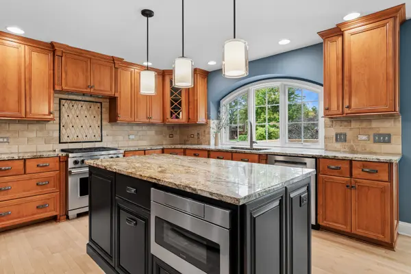 2211 Joyce LN, Naperville, IL 60564