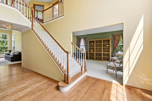 1674 Rolling Hills DR, Crystal Lake, IL 60014