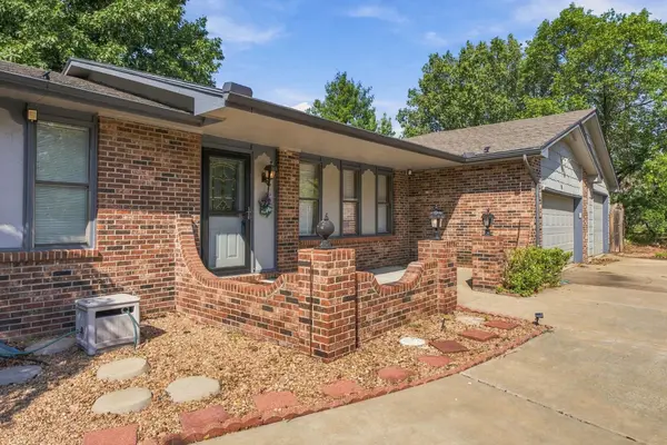 401 N Oak Forest Ln, Derby, KS 67037