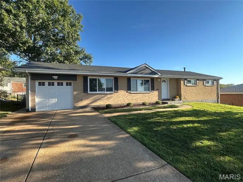 9821 Whitcomb LN, Affton, MO 63123