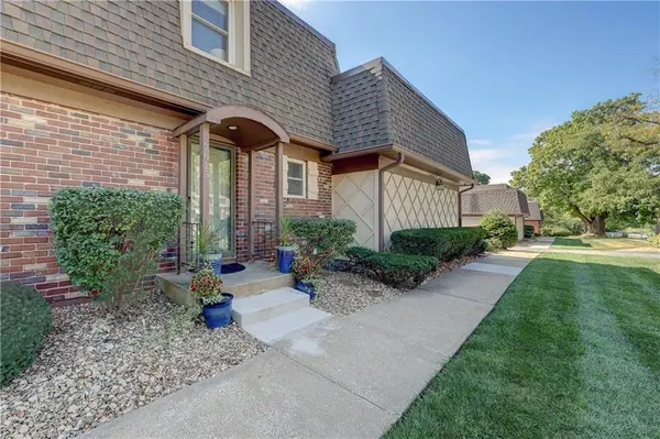 7615 Johnson DR, Overland Park, KS 66202