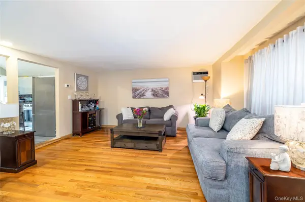 105 Wicks LN, Malverne, NY 11565